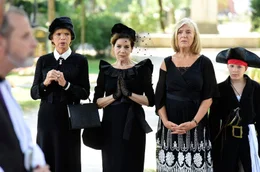 Die Freundinnen Maria (Uschi Glas, li.), Kiki (Hannelore Elsner, Mitte), Helga (Jutta Speidel) und Helgas Enkel Simon (Lennox V&ouml;lklein) auf dem Friedhof.