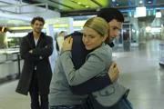 Anna (Jeanette Biedermann, r.), die im Gespr&auml;ch mit Susanne eingesehen hat, wie ungerecht sie zu Steve (Peter Windhofer, M.) gewesen ist, eilt zum Flughafen, um ihn zum Bleiben zu &uuml;berreden. Nur dank Jonas (Roy Peter Link, l.) und Paule, erreicht sie ihn noch ...