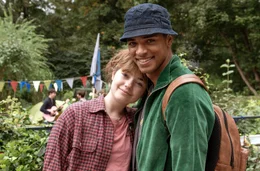 Lilly (Ella Lee, li.) und ihr Freund Ricky (Jeremias Amoore) wollen das Klima retten.