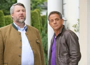 Kommissar Stadler (Dieter Fischer, l.) erhofft sich von Dirk Bergmann (Florian Fitz, r.) einen Hinweis auf den T&auml;ter.