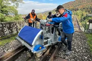 SWR Moderator Johannes Zenglein testet das Schienenvelo. SWR Moderator Johannes Zenglein testet das Schienenvelo.