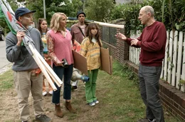 Martin (G&ouml;tz Schubert, re.) erkennt seine Frau Nina (Tanja Wedhorn, 3. v. li.) nicht wieder, die sich der Demonstration von Tom (Finn Cordes, li.), Paula (Emilia Packard, 2. v. li.), Lilly (Ella Lee, 2. v. re.) und Ricky (Jeremias Amoore, 3. v. re.) anschlie&szlig;t.