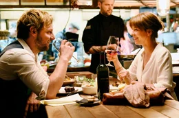 Kati (Jessica Schwarz) findet den gutaussehenden K&uuml;nstler Mathias (Christoph Letkowski) &uuml;beraus charmant.