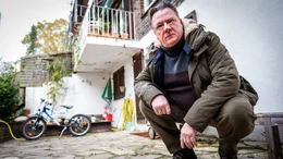Wallat (Peter Kurth) sucht nach einer Spur des verschwundenen Jungen.