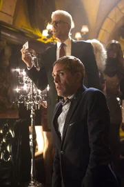 "CSI: Vegas", "Die Poesie der Puppen, die aus Gummi." In einer dunklen abgelegenen Gasse wird die Leiche eines sp&auml;rlich bekleideten Mannes gefunden. Das Opfer hat mehrer Stichwunden am Hals und im R&uuml;cken. Bei den weiteren Ermittlungen kann der Tote als Nelson Curry identifiziert werden. Die weiteren Untersuchungen f&uuml;hren das CSI-Team zu einer bizarren Untergrundkultur, in der M&auml;nner ihre Fantasie ausleben, in dem sie sich als lebende Frauenpuppen verkleiden.Im Bild (v.li.): Eric Szmanda (Greg Sanders), Ted Danson (D.B. Russell).