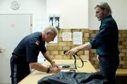 Carl steht unter Mordverdacht und wird inhaftiert. (v.l.n.r.: Komparse, Major Carl Ribarski (Stefan J&uuml;rgens)).  "SOKO Wien - Die F&auml;den in der Hand": Ribarski gibt seine Sachen ab. Fotograf: Petro Domenigg