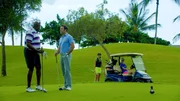 Lou (Chi McBride, l.) versucht, Steve (Alex O'Loughlin, 2.v.l.) das Golfspielen beizubringen, da die beiden bei einem Golf-Turnier f&uuml;r den guten Zweck teilnehmen und sich nicht blamieren wollen ...