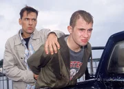 G&ouml;tz (Aaron Hildebrandt, re.) wird des Mordes verd&auml;chtigt. Kriminalkommissar Bonhoff (Wolfgang Krewe) gelingt es, ihn zu stellen.