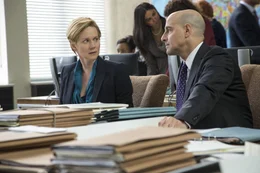 Etliche geheime und brisante Dokumente der amerikanischen Geschichte geraten durch die Internetseite "WikiLeaks" an die &Ouml;ffentlichkeit. Sarah Shaw (Laura Linney, l.) und James Boswell (Stanley Tucci, r.) haben alle H&auml;nde voll zu tun, um die amerikanische Regierung im Zaum zu halten ...