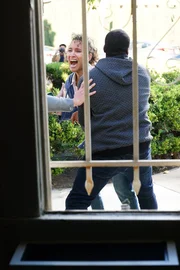 Joyce (Sophina Brown, l.); Dean Miller (Okieriete Onaodowan, r.) Joyce (Sophina Brown, l.); Dean Miller (Okieriete Onaodowan, r.)