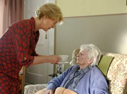 Hedi (Christiane H&ouml;rbiger, li.) k&uuml;mmert sich um ihre greise Schwiegermutter Agnes (Elisabeth Scherer).