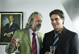 Maximilian von Au (Peter Sattmann, l.), Inhaber der Anwaltskanzlei, ist stolz auf Kai (Rapha&euml;l Vogt, r.) und m&ouml;chte ihn zum Teilhaber machen.