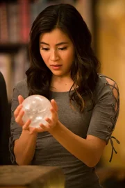 Kyra (Kimie Tsukakoshi) hat aus einem alten Lehrbuch für Magie eine magische Kugel hervorgezaubert, die dort für lange Zeit versteckt war. Der sogenannte Orb soll enorme magische Kräfte besitzen. Kyra (Kimie Tsukakoshi) hat aus einem alten Lehrbuch für Magie eine magische Kugel hervorgezaubert, die dort für lange Zeit versteckt war. Der sogenannte Orb soll enorme magische Kräfte besitzen.