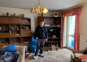 Thomas Kundt im Wohnzimmer einer zu r&auml;umenden Wohnung.