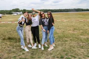 Kurz vor dem absoluten Adrenalin-Kick: Toni (l.), Alexa (2.v.l.), Feli (M.), Luise (2.v.r.) und Anna (r.) auf dem Flugfeld. Gleich machen sie einen Tandemfallschirmsprung.
