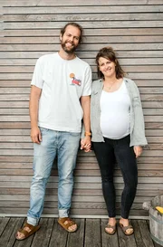 Kathy und Mario erwarten ihr zweites Kind, wissen aber, dass die Zeit nach der Geburt schwierig wird: Kathy muss einen Tumor im Kopf operieren lassen.