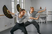 Ava (Mia Stieber, li.) und Noah (Philip R&uuml;ger) &uuml;berzeugen mit Kung-Fu im Sportmodul.