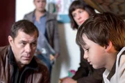 ARD HEITER BIS T&Ouml;DLICH - MORDEN IM NORDEN, II. Staffel der Krimiserie am Vorabend mit 16 neuen Folgen, Folge 21 "Schuss ins Blaue" am Dienstag (23.04.13) um 18.50 Uhr im Ersten. Der kleine Florian (Kian Lars Parsiani-Schmidt, r.) aus dem Kinderheim St. Gertrud hat als Mafiosi verkleidet einen Mann angeschossen. Finn Kiesewetter (Sven Martinek, l.) und Sandra Schwartenbeck (Marie-Luise Schramm, 2.v.l.) befragen ihn im Beisein der Betreuerin Frau Grossmann (Pia Fischer).