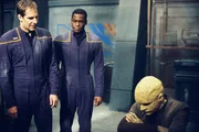 Gemeinsam versuchen Captain Archer (Scott Bakula, r.), Ensign Mayweather (Anthony Montgomery, M.) und Danik (Dennis Christopher, r.), zu fliehen ... Gemeinsam versuchen Captain Archer (Scott Bakula, r.), Ensign Mayweather (Anthony Montgomery, M.) und Danik (Dennis Christopher, r.), zu fliehen ...