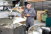Der Austro-Daimler-Spezialist und Liebhaber, Vereinsobmann Gerhard Weinzettel in seiner Garage in Wiener Neustadt.