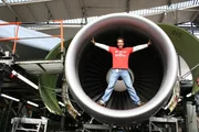 Willi Weitzel zeigt, wie gro&szlig; eine Flugzeugturbine sein kann. Ihn interessiert heute, warum Flugzeuge eigentlich fliegen.