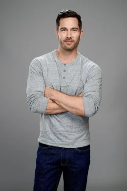 Ben (Luke Macfarlane) trifft auf die Holzhandwerkerin Moriah, die den Leuchtturm in einer franz&ouml;sischen K&uuml;stenstadt restaurieren will. Doch er hat andere Pl&auml;ne...