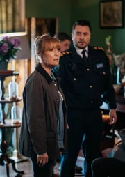 Harry (Jane Seymour) und ihr Sohn Charlie (Kevin J. Ryan) versuchen gemeinsam herauszufinden, wer f&uuml;r die beiden Todesf&auml;lle bei der Convention verantwortlich ist.