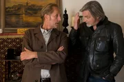 Wohlfahrt und Ribarski wundern sich &uuml;ber die Geschichten von Wahrsagerin Gerlinde Stein. (v.l.n.r.: Spurensicherer Franz Wohlfahrt (Helmut Bohatsch), Major Carl Ribarski (Stefan J&uuml;rgens)).  "SOKO Wien - Ich sehe was, was Du nicht siehst": Wohlfahrt und Ribarski in der Wohnung von Gerlinde Stein.  Fotograf: Petro Domenigg