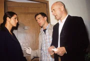 Staatsanw&auml;ltin Sturm (Mariella Ahrens) und Kommissar Bonhoff (Wolfgang Krewe) sind ratlos, was den Tathergang angeht. Auch Dr. Duhler (Klaus Schindler, re.) glaubt, dass der T&auml;ter durch die T&uuml;r geschossen hat, ohne sein Ziel zu kennen.