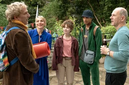 Klimacamp im Garten: Lilly (Ella Lee, Mitte), Nina (Tanja Wedhorn, 2. v. li.) und Martin (G&ouml;tz Schubert, re.) haben Besuch von Ricky (Jeremias Amoore, 2. v. re.) und Weedie (Kai Lentrodt, li.).