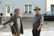 Xaver und Schattenhofer versuchen den Gestank zu bek&auml;mpfen. Von links: Xaver (Michael Schreiner) und Lorenz Schattenhofer (Werner Rom).