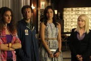 BU: Miranda Spedding (Rachel DiPillo), Dr. Jack Hodgins (T. J. Thyne), Angela Montenegro (Michaela Colin) und Avalon Harmonia (Cyndi Lauper) BB: achte Staffel, OT: The Ghost in the Machine Bones_Ep817_The_Ghost_in_the_machine_sc_23_0056