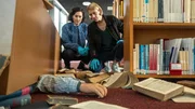 Pauline Hobrecht (Agnes Decker, l.) und Tamara Meurer (Anja Pahl, r.) kommen am Tatort an. Der Leiter der Hochschulbibliothek wurde unter einem B&uuml;cherregal begraben. Handelt es sich hier um einen t&ouml;dlichen Unfall oder das letzte Kapitel einer buchreifen Mordintrige?