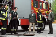 Schattenhofer will, dass die Lansinger Feuerwehr alle Rohre durchsp&uuml;lt. Von links: Hubert Kirchleitner (Bernhard Ulrich), Florian Brunner (Tommy Schwimmer), Xaver (Michael Schreiner), Sebastian Wildner (Herbert Ulrich) und Lorenz Schattenhofer (Werner Rom).