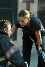 Shay (Lauren German) macht sich Sorgen um ihren besten Freund Severide (Taylor Kinney). Shay (Lauren German) macht sich Sorgen um ihren besten Freund Severide (Taylor Kinney).