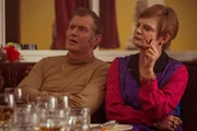 l-r: Jason Flemyng als Albert Lord, Martha Plimpton als Mint Ma Lord