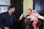 Kurt Schollwer (Fritz Wepper, re.) nimmt das Baby Rosi und Christoph Baumgartner (Francis Fulton-Smith) soll Windeln einkaufen.