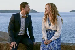 Die Holzhandwerkerin Moriah (Rachelle Lefevre, re.) m&ouml;chte den Leuchtturm in einer franz&ouml;sischen K&uuml;stenstadt restaurieren. Doch dann trifft sie auf Ben (Luke Macfarlane, li.), der andere Pl&auml;ne hat.