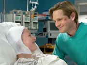 Als Christina (Judith Jäger) nach der erfolgreichen OP aufwacht, gesteht ihr Matthias (Kai Ivo Baulitz) seine Liebe und fordert ihr Vertrauen ein. Als Christina (Judith Jäger) nach der erfolgreichen OP aufwacht, gesteht ihr Matthias (Kai Ivo Baulitz) seine Liebe und fordert ihr Vertrauen ein.