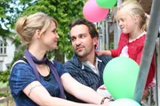 Eine neue gl&uuml;ckliche Familie? Helena (Rike Schmid, l.) mit Bauer Fiedje (Jens M&uuml;nchow, M.) und Tochter Klara (Luisa Helmer, r.).