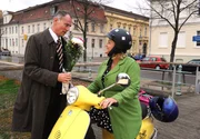 Dr. Karl Kanther (Thomas Schendel, l.) hat sich mit seiner Kollegin Ren&eacute;e Reinhardt (Petra Kleinert, r) verabredet und sogar Blumen mitgebracht.