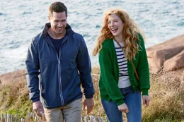 Die Holzhandwerkerin Moriah (Rachelle Lefevre, re.) m&ouml;chte den Leuchtturm in einer franz&ouml;sischen K&uuml;stenstadt restaurieren. Doch dann trifft sie auf Ben (Luke Macfarlane, li.), der andere Pl&auml;ne hat.  +++ Die Verwendung des sendungsbezogenen Materials ist nur mit dem Hinweis und Verlinkung auf RTL+ gestattet. +++