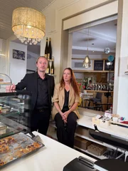 Judith Walli mit Partner Markus Ruess in ihrer Konditorei in Baden.