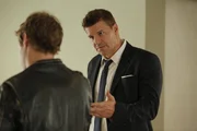 BONES: Booth (David Boreanaz, R) investigates the death of a crime scene cleanup expert in the "The Bod in the Pod" episode of BONES.