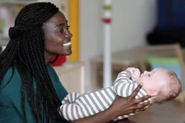 Salimata (Aissa Maiga) liebt den kleinen Benjamin (Marius Benchenafi), ihren Adoptivsohn.