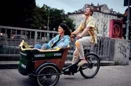 Gegens&auml;tze ziehen sich an: Julika (Lucie Heinze) und Konstantin (Golo Euler).