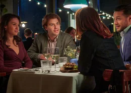 Bei einem von Mick und Lana organisierten Abendessen machen die anf&auml;nglichen Streith&auml;hne Zo&euml; und Dylan gute Miene zum b&ouml;sen Spiel. Von links: Zo&euml; (Holly Mae Brood), Mick (Oscar Aerts), Lana (Sarah Bannier) und Dylan (Juvat Westendorp)
