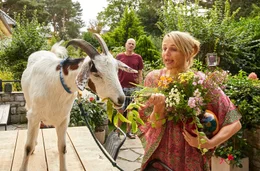 Ziege statt Rasenm&auml;her: Martin (G&ouml;tz Schubert) und Nina (Tanja Wedhorn) haben Besuch in ihrem Garten.