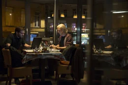 &Uuml;ber Nacht werden Daniel (Daniel Br&uuml;hl, l.) und Julian (Benedict Cumberbatch, r.) durch ihre Website "WikiLeaks" zu weltbekannten Aktivisten. Doch bald m&uuml;ssen sie sich der Frage stellen, wie weit man bei der Ver&ouml;ffentlichung von geheimen Dokumenten gehen darf ...