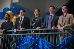 Stifler (Seann William Scott, M.) hat f&uuml;r seine alten Freunde Kevin (Thomas Ian Nicholas, l.), Jim (Jason Biggs, 2.v.l.), Oz (Chris Klein, 2.v.r.) und Finch (Eddie Kaye Thomas, r.)